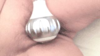 Un pompino mentre il vibratore lavora sulla figa