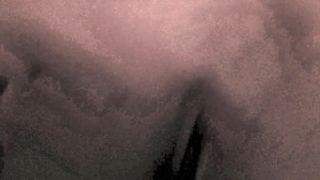 Un pompino mentre il vibratore lavora sulla figa