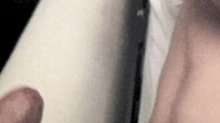 Un pompino mentre il vibratore lavora sulla figa