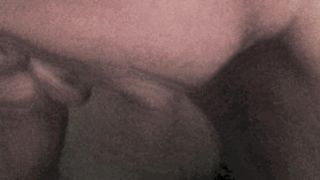 Un pompino mentre il vibratore lavora sulla figa