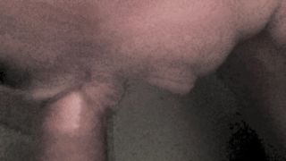 Un pompino mentre il vibratore lavora sulla figa