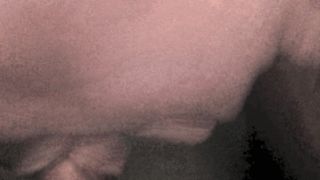 Un pompino mentre il vibratore lavora sulla figa