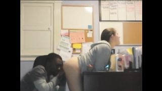 Ragazza in Erasmus montata da un negro