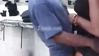 Porco Sardo scopa una prostituta nigeriana