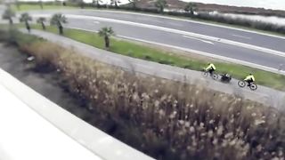 Mi tira una pompa con ingoio per strada!