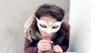 Mi tira una pompa con ingoio per strada!