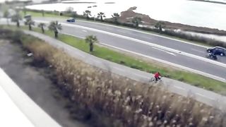 Mi tira una pompa con ingoio per strada!