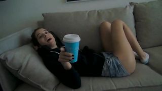 Ragazza si cambia e poi scopa