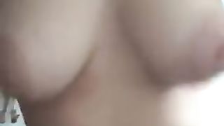 Ragazza mi mostra il suo seno