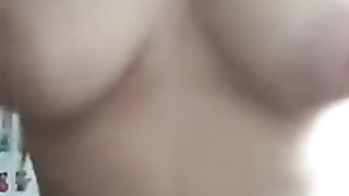 Ragazza mi mostra il suo seno