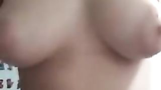 Ragazza mi mostra il suo seno