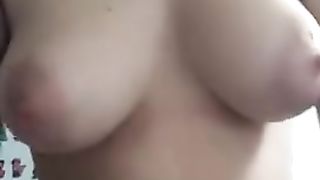 Ragazza mi mostra il suo seno