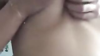 Ragazza mi mostra il suo seno