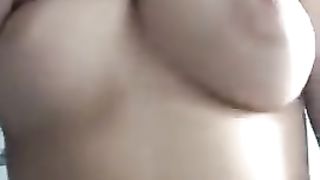 Ragazza mi mostra il suo seno