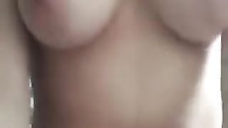 Ragazza mi mostra il suo seno