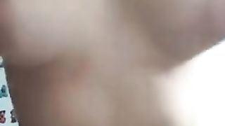 Ragazza mi mostra il suo seno