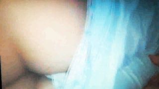 Figlio dietro mamma che dorme