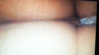 Figlio dietro mamma che dorme