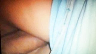 Figlio dietro mamma che dorme