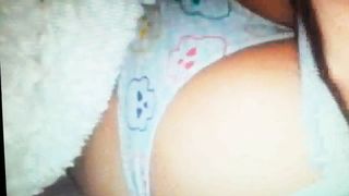 Figlio dietro mamma che dorme