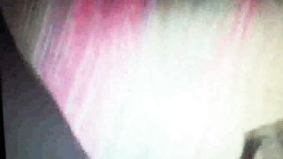 Figlio dietro mamma che dorme