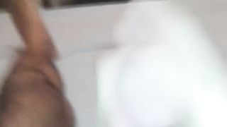 Mi masturbo pensando le piante dei piedi sporche delle femmine