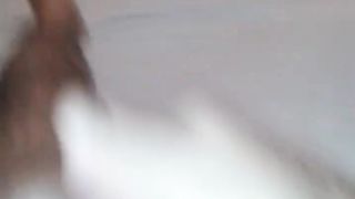 Mi masturbo pensando le piante dei piedi sporche delle femmine