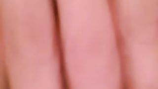 Schizzetta gode su whatsaap con il nuovo vibratore video inviato a me per farmi arrivare a casa con il cazzo che mi scoppia