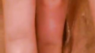 Schizzetta gode su whatsaap con il nuovo vibratore video inviato a me per farmi arrivare a casa con il cazzo che mi scoppia