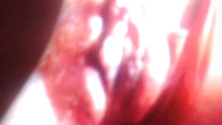 Schizzetta in rosso squirt gode solo con il vibratore