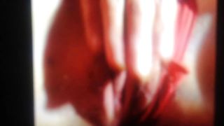 Schizzetta in rosso squirt gode solo con il vibratore