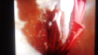 Schizzetta in rosso squirt gode solo con il vibratore