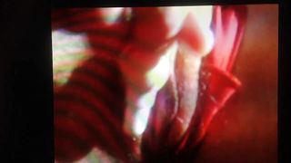 Schizzetta in rosso squirt gode solo con il vibratore