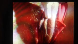Schizzetta in rosso squirt gode solo con il vibratore