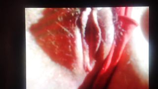 Schizzetta in rosso squirt gode solo con il vibratore