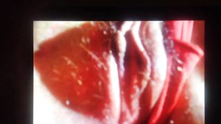 Schizzetta in rosso squirt gode solo con il vibratore