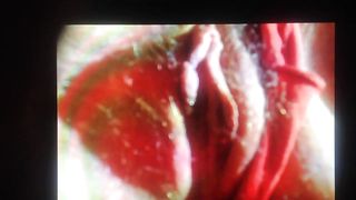 Schizzetta in rosso squirt gode solo con il vibratore