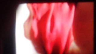 Schizzetta in rosso squirt gode solo con il vibratore