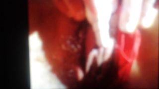 Schizzetta in rosso squirt gode solo con il vibratore