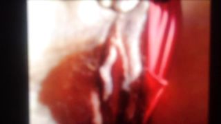 Schizzetta in rosso squirt gode solo con il vibratore