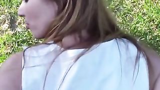 Con l'amica nei campi