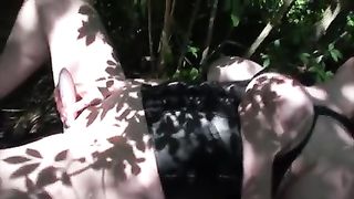 Maiala tettona si masturba nel bosco