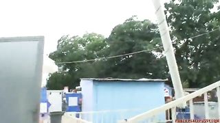 Coppia Cecoslovacca scopa in pubblico