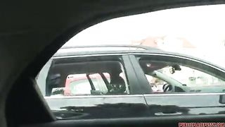 Coppia Cecoslovacca scopa in pubblico