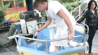 Coppia Cecoslovacca scopa in pubblico