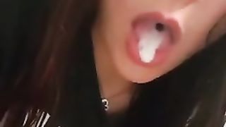 Ragazza gioca con la sborra