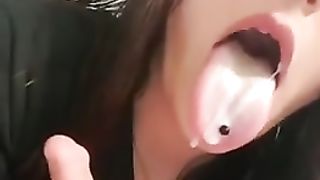 Ragazza gioca con la sborra