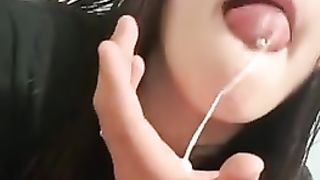 Ragazza gioca con la sborra