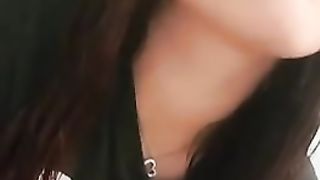 Ragazza gioca con la sborra