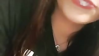 Ragazza gioca con la sborra